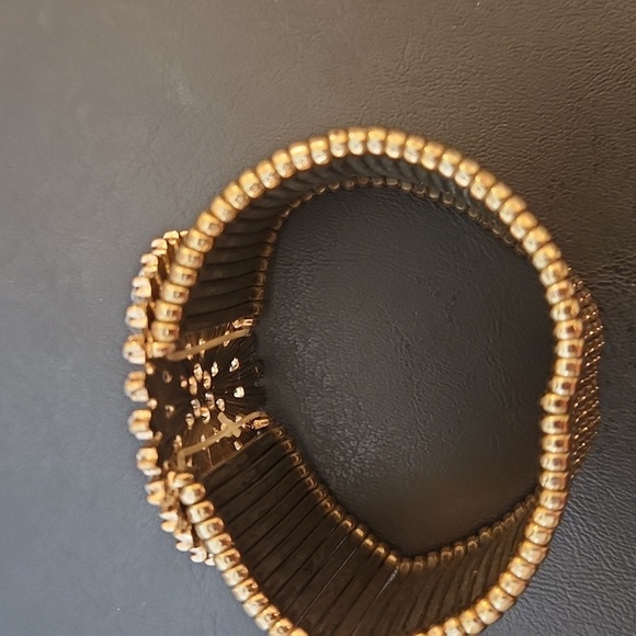 Elegant Gold Bracelet with Crystal Accents - Picture 5 of 8